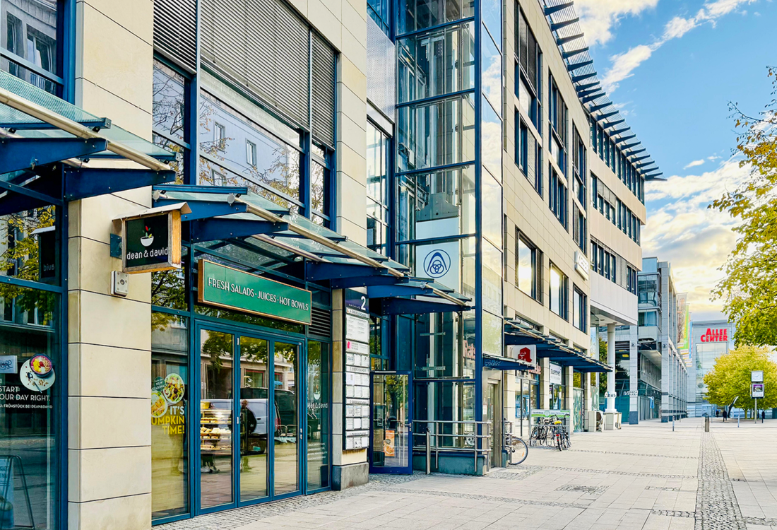 Modernes Gebäude am Ulrichplatz in Magdeburg, Sitz der Hausarztpraxis Dr. Doßow.